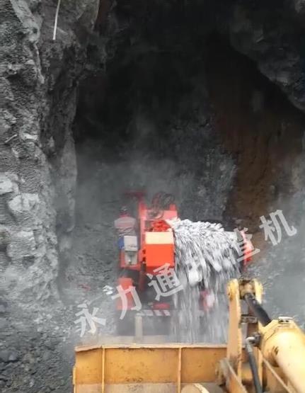 永力通引水洞礦用扒渣機.jpg 永力通引水洞礦用扒渣機.jpg